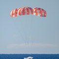 Posada misije "Artemis II" stigla na Zemlju! Kraj istorijskog leta oko Meseca: Astronauti se padobranima bezbedno spustili u…