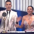 Uživo ona ima samo 17 godina, u jednoj ruci mikrofon, a u drugoj... Najmlađa takmičarka u finalu "Zvezda Granda" oduševila sve…