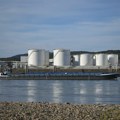 Због ниског водостаја река у Немачкој терет уместо бродова возе камиони, чак и недељом