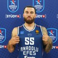 Džejms potpisao za Barselonu, pa otišao u Efes: "Situacija se raspala..."