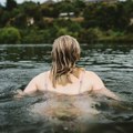 Žena se kupala u reci, a onda je ogromno stvorenje iskočilo iz vode: Prizor ledi krv u žilama VIDEO
