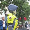 VIDEO: Prva kineska jedinica robotske saobraćajne policije dobila velika unapređenja