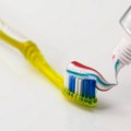 Šta se dešava kada pokvasimo četkicu za zube pre stavljanja paste