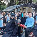 Umesto u skupom automobilu, došli su rikšom koju vozi Betmen lično: Originalna ideja malih maturanata iz Čačka