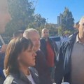 Haos u Mladenovcu: Predsednik opštine i članovi SNS ne daju opoziciji da postavi štandove VIDEO