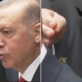 Telohranitelj "spasio" Erdogana od neočekivanog "neprijatelja"! Skida ga sa njegovog potiljka i gazi ga cipelom (video)