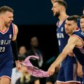 Kakav potez Gudurića: Dao trojku, a onda pogledao ka NBA legendi pored terena i "rugao" mu se proslavom