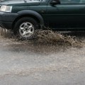 Pukla vodovodna cev ispod mosta Duga, saobraćaj usporen (VIDEO)