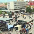 Zasad najbizarnija slika s mitinga u Nišu: Ovo je „VIP loža“?