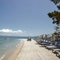 Prvi talas turista stiže u Grčku, da li uzeti ležaljke ili ostaju na peškirima? Evo koliko košta iznajmljivanje u…