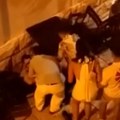 (Video) "Ubijaju momka i lome restoran": Mladić leži na zemlji, drugi ga brutalno šutira: Kamere uhvatile žestoku tuču turista…