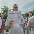 "Mi previjamo, vi prebijate": Protest ispred KCV zbog policijske brutalnosti