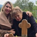 Jovana Jeremić objavila sliku sa očevog groba, njena majka kuka na sav glas i drži krst: "Nisam slabić"