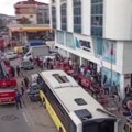 Prvi snimci strave u Istanbulu! Autobus uleteo u stanicu, ljudi leže na ulici (video)