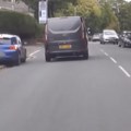 (Video) Opasna potera: Policija pola sata jurila lopova u ukradenom vozilu! Penjao se na trotoar, ulazio u suprotne trake i…