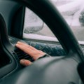 Mnogi vozači kada je hladno rade ovo čim sednu u auto, a u Nemačkoj je strogo zabranjeno: Kazne su visoke