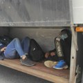 U kombiju pokušao da prokrijumčari 35 migranata