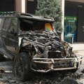 (Foto) Ugljenisani auto, polomljeno staklo: Prve slike zapaljenog automobila Bake Praseta od 500.000 evra, besna mašina…