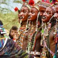 Najneobičniji festival ljubavi u srcu Afrike šokirao svet! Muškarci se šminkaju, kolutaju očima, pokazuju zube da bi bili…