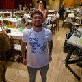 Sve vrvi od estrade na Jocinom slavlju! Cepala mu majicu ova zgodna plavuša, došao i Darko Lazić sa vrednim poklonom