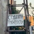Transparent „Studenti pobeđuju” okačen na zvonik crkve SPC