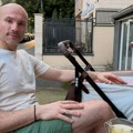 Aca Sofronijević sa dvomesečnom ćerkom u kafiću: Opalili selfi, pa opisom slike sve nasmejao (foto)