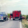 (Foto) Ima mrtvih u nesreći kod Vršca! Dramatični prizori na licu mesta: Auto potpuno smrskan, jedna osoba teško povređena