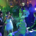 (Foto) dve venčanice, torta na 5 spratova i trubači: Udala se etno pevačica Danica Krstić: Mlada u korsetu i sa dubokim…