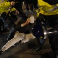 Potpuni haos u Londonu, na ulicama stotine hiljada propalestinskih demonstranata: Desničari pravili nerede, bacali boce i…
