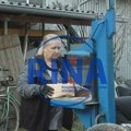 Žena zmaj iz čačanskog naselja Loznica: Borisava sama iscepala 30 metara drva za ogrev, nakon što su je videle pomogle joj…