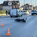 Nesreća u Čačku Oboren motociklista, u žestokom sudaru povređen mladić (Foto)