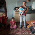 Maju i nikolu sa sedmoro dece izbacuju na ulicu: Živeli su u kartonskoj kući, a sada im je stigla jeziva vest: "Najviše se…