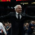 Željko Obradović potpisao ugovor pred prepunom “Arenom”, navijači ovacijama pozdravili gest trenera Partizana (VIDEO)