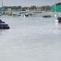 Poplava u pustinji – jednogodišnja količina kiše pala u danu u Dubaiju