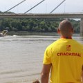 Spasioci sa Štranda spasli čoveka koji je pao s mosta u Dunav