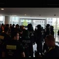 Nemačka policija zaključala vrata i hapsi: Navijači Fenerbahčea ušli u Arenu bez karata (video)