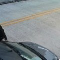 Lopov naterao ženu da mu preda telefon Međutim, vozač obližnjeg automobila je video šta se dešava, usledio filmski…