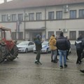 Protest poljoprivrednika ispred policijske stanice u Bogatiću, podržali ih studenti (FOTO)