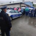 Roditelji s decom na protestu ispred Sportske hale u Severnoj Mitrovici: Digli glas protiv nezakonitog upada Kosovske policije