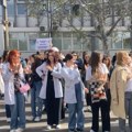 Dok profesor Volarević kaže da na predavanja dolazi „veliki broj studenata“, oni ga pitaju – zašto je na njegovim…