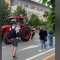 Nedeljka na maturu došla traktorom: Banjaluka je večeras centar mladosti i lepote (video)