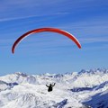 Kineskog paraglajdera iznenada usisali oblaci, jedva preživeo na visini od 8.500 metara (VIDEO)