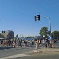 (VIDEO) Policija privela pet osoba na livadi ispred FDU na Novom Beogradu