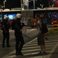 Sramno saopštenje MUP o fotografiji na kojoj policajac pendreči ženu: „Policajcima bili ugroženi životi“ VIDEO