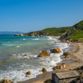 Tuča na plaži u Grčkoj zbog kupaćih kostima: Dva muškarca želela da se kupaju gola, intervenisala policija