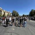 Novosađani u tišini obeležili deset meseci od pada nadstrešnice i pogibije 16 ljudi, večeras protest studenata i srednjoškolaca…
