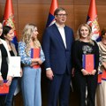 Vučić uručio ugovore o radu medicinskim radnicima koji su se iz inostranstva vratili u Srbiju VIDEO