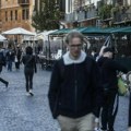 Rim velikom brzinom menja lice sa zatvorenim radnjama: Mesare, pekare, male radnje koje su prodavale sve, spuštaju roletne