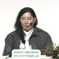 Marini Abramović japanska princeza uručila nagradu: Slavna umetnica sa belom kravatom, u beloj košulji u Tokiju