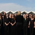 U toj melodiji i tekstu ima nešto što boli i leči: Dušica Stojković, dirigentkinja Pop Choir Radia o pesmi Cveta trašnja u…
